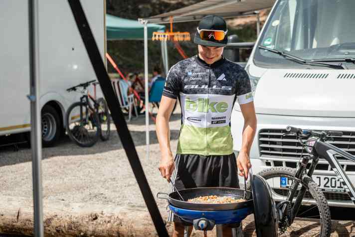   Dennis Krimmel gibt auch im Fahrerlager Gas und sorgt als Koch für die Verpflegung im BIKE Junior Team.