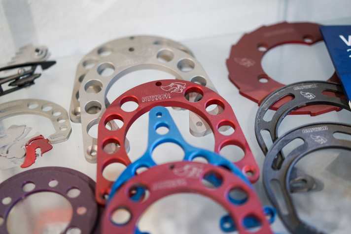 Tatsächlich ausschließlich aus historischen Gründen sind diese Brake-Booster von Alutech zu bewundern. Mit ihnen verdiente der Firmengründer Andreas Zimmermann unter anderem ab 1993 sein Geld. Bis er die Rechte an der Marke Alutech 2001 an Jürgen Schlender verkaufte. | e.