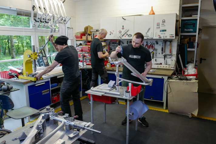 Heute hat Alutech zehn Mitarbeiterinnen und Mitarbeiter, die zusammen alles bauen, was Alutech anbietet. Vom Trail Hardtail "Cheaptrick", über den Downhiller "Sennes" und das Gravelbike "Punk", bis zu eben jenes "Fanes" Enduro-Bike, das die Schleswig-Holsteiner auch als "eFanes" mit Shimano EP8 Motor anbieten. Und jede Menge Custom-Aufbauten, wovon <a href="https://alutech-cycles.com/cms/bike-galerie/" target="_blank" rel="noopener noreferrer nofollow">seine Online-Galerie</a> zeugt. | t.