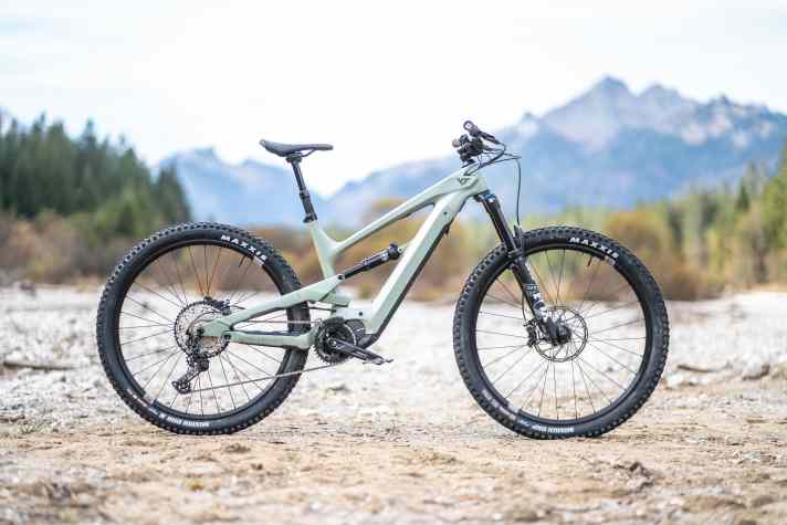 YT Industries Decoy 29 Core 3 // Shimano EP8 (540 Wh) // 5999 Euro // 23,9 (Größe L) // 29 Zoll // 150 / 145 mm 