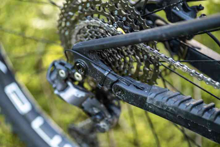 Das Kabel läuft vom Schaltwerk in die Kettenstreben und ist am E-Bike-Akku im Rahmen angeschlossen.