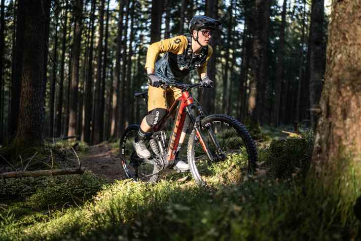 Lange gab es kaum MTB-Modelle mit Shimanos XT Di2. Auf Testbikes von Bulls und Centurion konnten wir aber mittlerweile umfangreiche Praxis-Erfahrungen mit Shimanos neuer Automatik-Schaltung im Serienzustand sammeln.