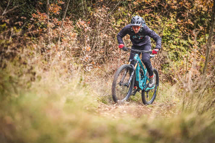 Von der filigranen Race-Feile bis zum abfahrtsstarken Enduro-Boliden – wir haben fünf brandneue Bikes einem ausführlichen Einzeltest unterzogen. Seite 24 