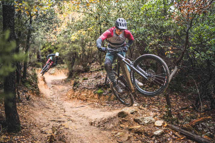 Günstige Enduros im Duell: Was können Cube Stereo Hybrid 160 und Haibike NDuro für rund 5500 Euro? Sind sie bereit für hartes Gelände?
