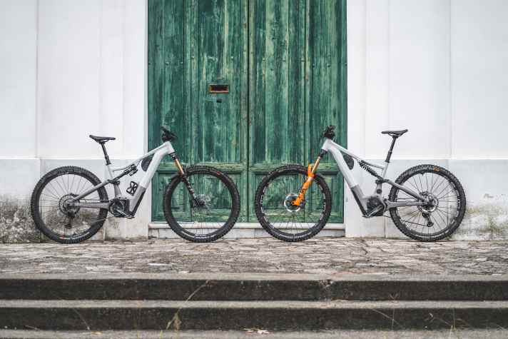 Bosch-Offensive: Das neue E-All-Mountain Jam² (links) und das E-Enduro Sam² (rechts) teilen sich denselben Antrieb und dieselbe DNA. Beide hat Focus gerade zeitgleich neu vorgestellt. Ein Carbon-Modell wird es nur vom Jam² geben.