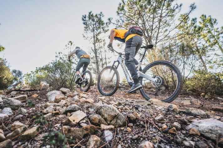 Mit hoher Spitzenleistung und kleinem Akku ist gerade bei kräftig motorisierten Light E-Bikes, wie dem Forestal, die gefühlte Reichweite recht gering. Dafür sind auch richtig fiese Uphills machbar.