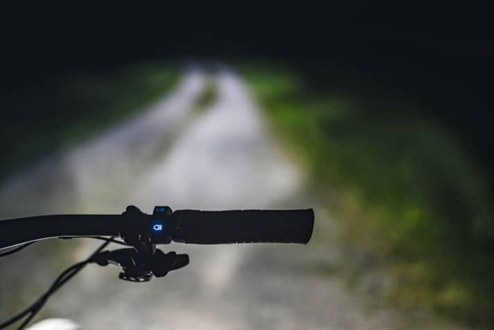 E-Bike Beleuchtung am Akku anschließen und aktivieren