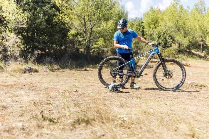 Ideal ist ein Gang, bei dem das E-Bike mit einer halben Kurbelumdrehung eine Radlänge zurücklegt. Als Markierung dient die Hüfttasche am Boden.