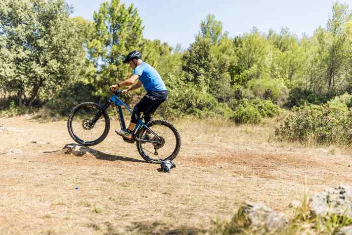 ... ist der gute Fuß vorne, und das E-Bike touchiert mit dem Vorderrad den Felsen.