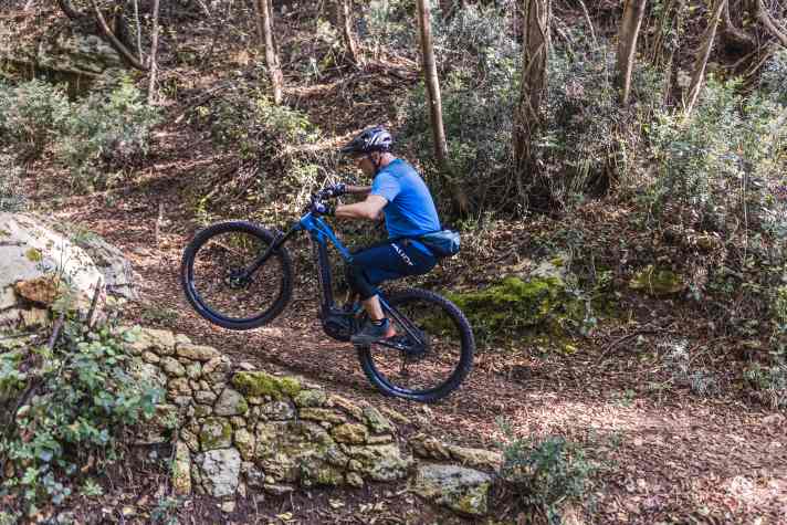 Eine hohe Unterstützungsstufe des E-Bike-Motors hilft, damit das Vorderrad steigt.