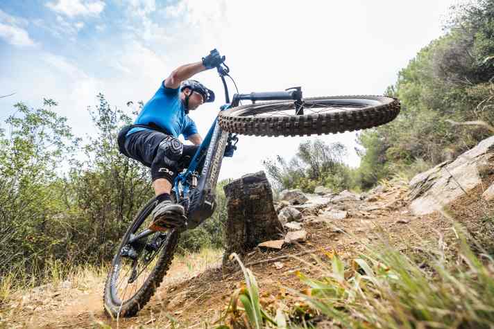 Niemand hat die E-MTB-Fahrtechnik geprägt wie Stefan Schlie. Seitdem er Elemente aus dem Trial-Biken auf das E-MTB übertrug, verschieben sich die Grenzen immer weiter. In der dritten Folge der Fahrtechnik-Serie packt Schlie seine Profitricks aus.