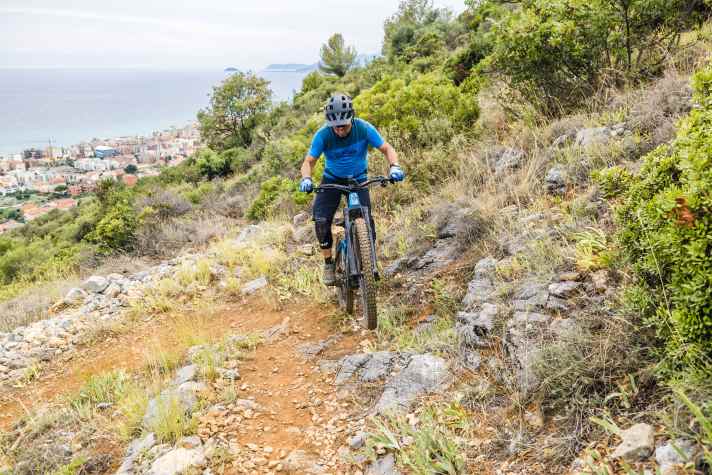 Auf dem Hinterrad dreht das Bike zurück auf den Trail.