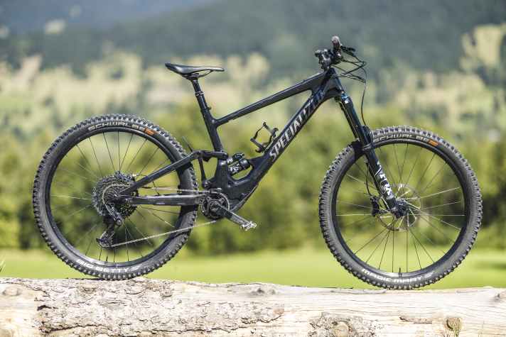 Das Kenevo SL ist ein rassiges Enduro für raue Abfahrten. Das Antriebsgeräusch des Motors ist laut, dafür gehört das Kenevo SL in der Abfahrt zu den leisesten E-Bikes.