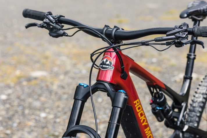 Die Ausstattung des Instinct Powerplay C70 entstammt mit Fox-Performance-Parts und XT-Komponenten eher der oberen Mittelklasse, der Rahmen ist aber wirklich High-End: Vollcarbon und toll verarbeitet, da gibt’s nichts zu meckern.