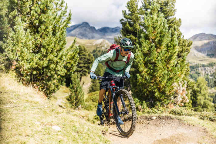 Das Rocky Mountain Instinct Powerplay klettert willig, insbesondere in der langen Kettenstrebeneinstellung. In schwierigem Gelände stören aber die langen Kurbeln, die in Kombination mit dem tiefen Tretlager zu vielen Kurbelaufsetzern führen.