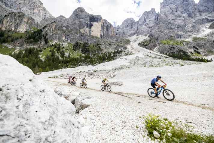 So wild und rau kann es zugehen auf einer Transalp-Etappe.