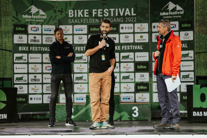 Stefan Frey, stellv. BIKE-Chefredakteur, steht auf der Bühne Rede und Antwort zur Festival-Eröffnung.