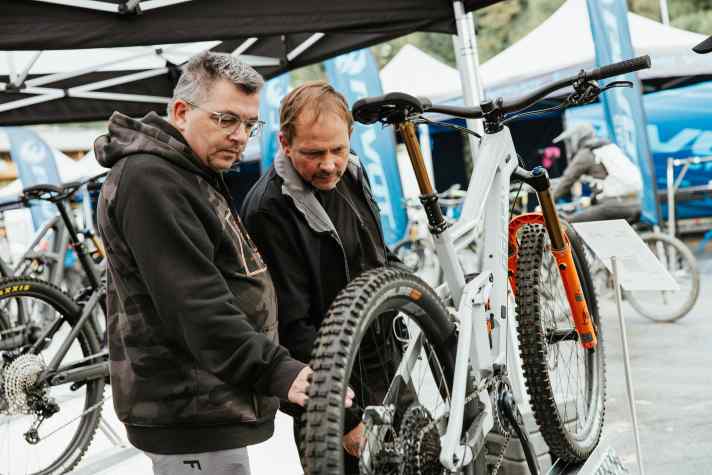 Technik zum Anfassen: Knapp 40 Aussteller haben ihre neuen Bikes und Produkte auf die Festival-Expo nach Leogang mitgebracht.