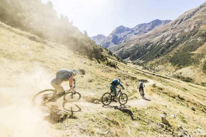 Das Gewicht günstiger MTB-Fullys tritt in der Abfahrt in den Hintergrund. Dann zählt vor allem die Fahrperformance aufgrund von Rahmenkonzept, Geometrie und Ausstattung.