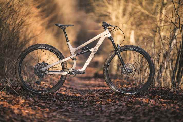 Das Canyon Spectral 29 AL 6 des Jahrgangs 2023 kostet 3299 Euro und wiegt inklusive Pedale 15,7 Kilo. Circa 400 Gramm Mehrgewicht entfallen auf potentere Federelemente.