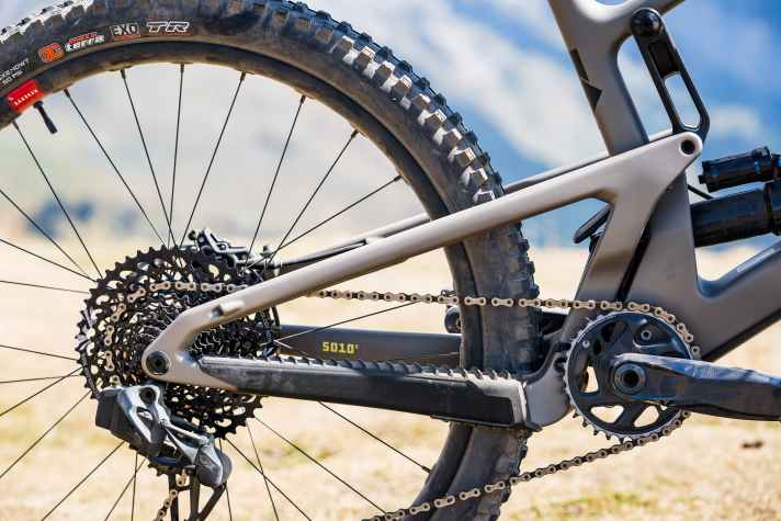 Santa Cruz hat die Hinterbaukinematik des 5010 für mehr Sensibilität und weniger Pedalrückschlag angepasst.