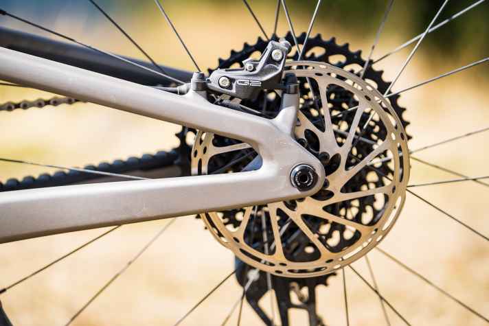 Die Komplettbikes des Santa Cruz 5010 kommen mit trail-tauglicher Ausstattung von Sram. Shimano-Ausstattungsvarianten wird es nicht geben.