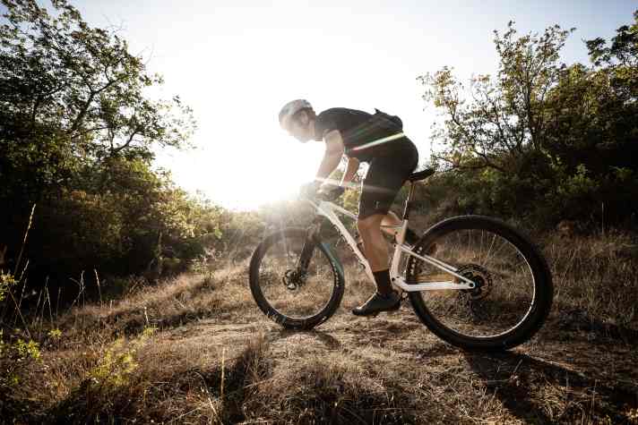 BIKE-Digital-Chefredakteur Stefan Loibl bei den ersten Testfahrten im Oktober in Nordspanien