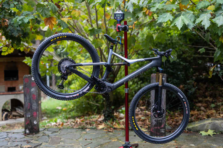 Das Topmodell M-LTD wird bei der Präsentation direkt an eine Waage gehängt. 15,94 Kilogramm. Trotz leichter Ausstattung ein starker Wert - insbesondere mit Shimano-Motor.