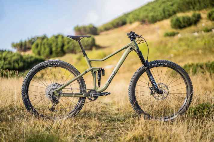 Das aktuelle All Mountain Bike von Rose:<a href="https://www.awin1.com/cread.php?awinmid=11768&awinaffid=471469&clickref=B+Rose+Root+Miller+2&ued=https%3A%2F%2Fwww.rosebikes.de%2Frose-root-miller-2-2699098" target="_blank" rel="noopener noreferrer nofollow"> Root Miller 2</a>* - für wenig Geld ein komfortables Bike ohne Schnörkel mit guter Funktion, sagen unsere Tester.