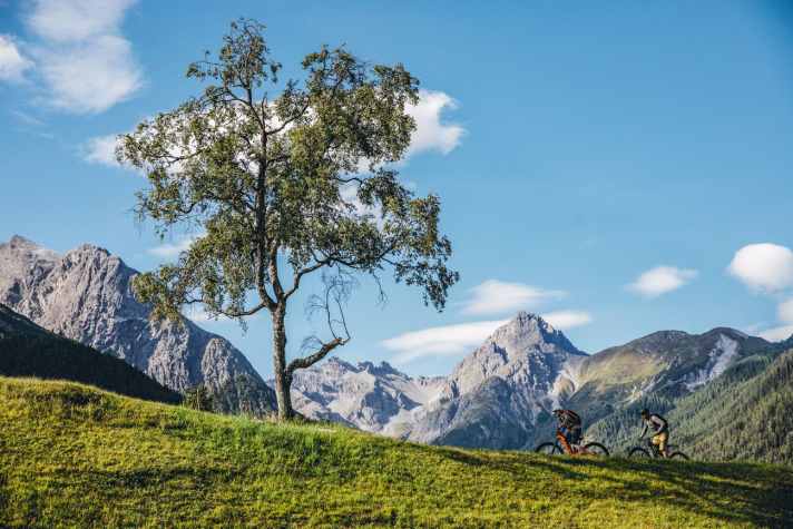 Etappe 2 der EMTB-Hüttentour Scuol, nahe Tarasp, auf dem Weg ins Val Plavna. Dort, am Ende der sensationell schönen Schotterebene, wartet – wenn man Glück hat – Jackie an der Alp Plavna mit einer Brotzeit und einem Getränk.