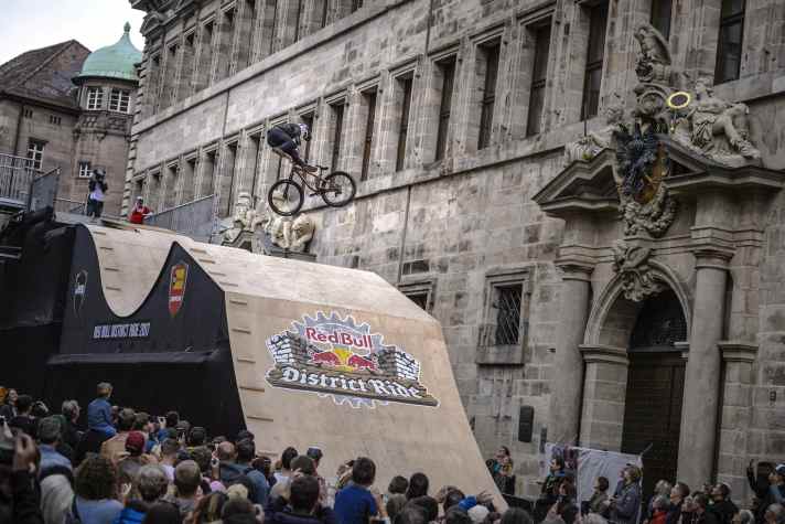 Full House: 2017 lockte der District Ride rund 80.000 Zuschauer in die Altstadt von Nürnberg. | Bartek Wolinski, Red Bull Content Pool