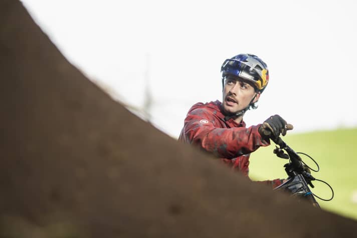 Saß die meiste Zeit seines Lebens auf dem BMX; jetzt liebt es Kriss, auf dem Mountainbike zu fahren.