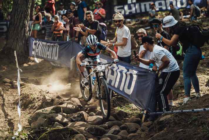 Spannung pur! Viele sehen die Vermarktungsübernahme von Warner Bros. Discovery als Chance, dem Mountainbike-Rennsport eine größere Bühne zu verschaffen. Auf dem Foto: Jolanda Neff beim Cross-Country-Worldcup in Val di Sole.