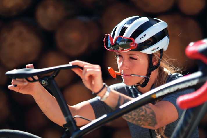  Frauen, die auf Sättel starren – warum Bikerinnen nicht wirklich "Damen-Sättel" benötigen, erklärt uns Sarah Seckler von SQlab.