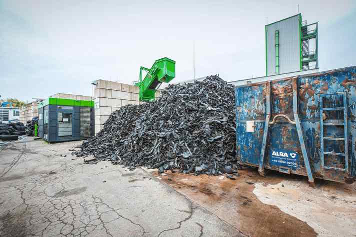 Start in ein neues Leben: Der Sammelplatz für Altreifen bei der Recycling-Firma Pyrum