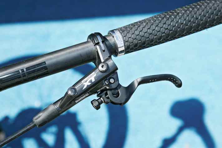 Bei vielen hochwertigen Scheibenbremsen wie einer Shimano XT kann die Hebelweite ohne Werkzeug einstellen.
