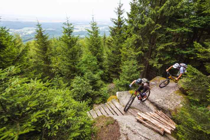 Die Testfahrer Thomas und Max scheuchen die Test-Bikes über einen speziell angelegten Uphill-Flowtrail.