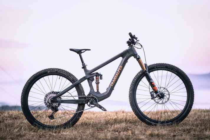 In der Trail-Variante mit 140/130 Millimetern Federweg wog unser Transalpes E1-Testbike 16,4 Kilo. Preis: 9200 Euro. 