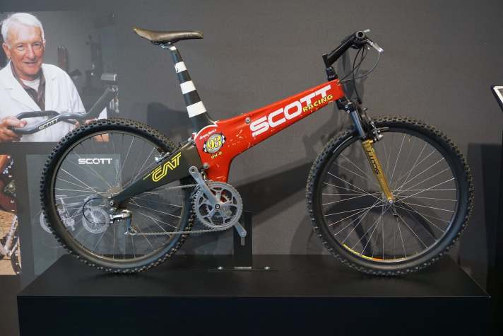 Das 1993er Scott DHR von Worldcup-Star Jürgen Sprich, das in der Firmenzentrale des Mountainbike-Herstellers ausgestellt ist.