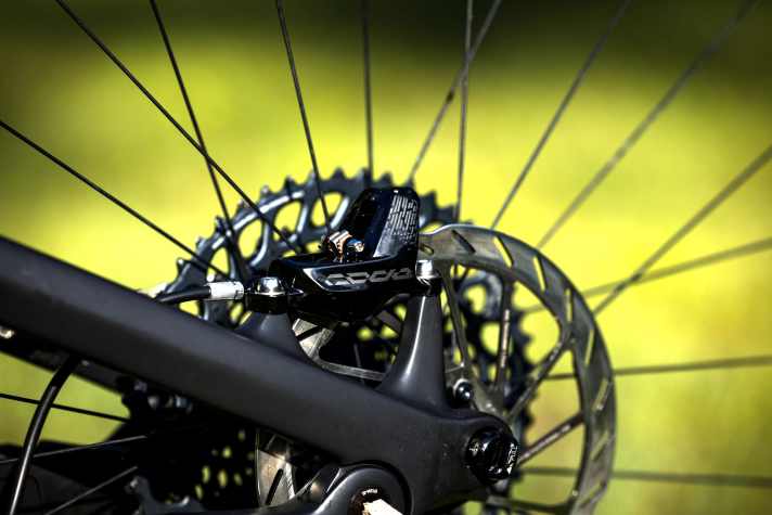 Sram Code RSC-Bremsen mit 180 mm Scheiben sorgen für Kontrolle.