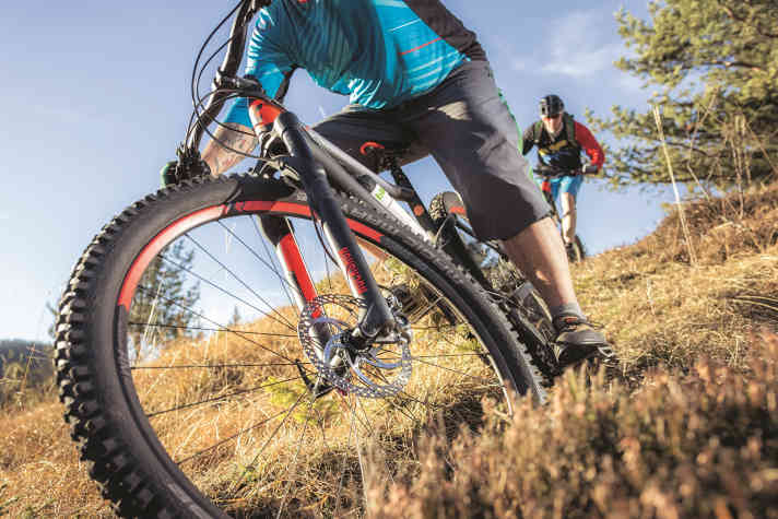 Zum Abschluss des Einbremsens von Scheibenbremsen am Mountainbike sollte man – bei organischen Belägen – das Ausgasen provozieren. In der Praxis: Bei einer langen Abfahrt lange schleifen lassen.