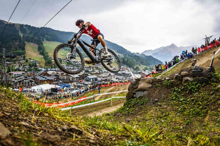 Neben krassen Hindernissen in den Anstiegen bot die WM-Strecke in Les Gets auch bergab jede Menge Action. Der drittplatzierte Schweizer Joris Ryf konnte mit viel Luft unterm Reifen auf dem Bikepark-Parcours gut umgehen.