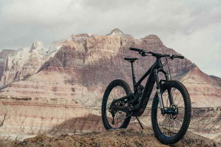 Das Kabel für die Shimano-Remote kann im Serienbike im Lenker verschwinden. Kettenstreben- und Unterfahrschutz fallen massiv aus.