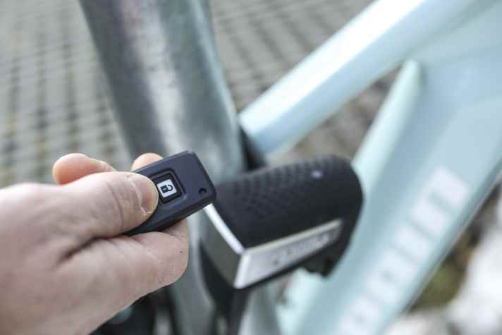 Mit der optionalen Fernbedienung kann das Schloss ebenfalls per Knopfdruck geöffnet werden. Für Handy-Ausfälle ein nicht unwesentlicher Rettungsanker.
