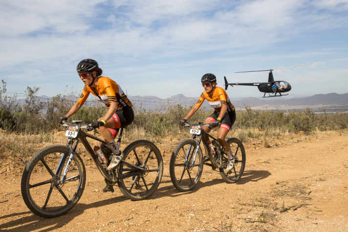 Gleich nach dem Prolog des Cape Epics durften sich Anne Terpstra und Nicole Koller vom Ghost Factory Racing Team das Leader-Trikot überziehen.