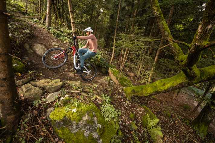 In schwierigen Anstiegen begeistert die unfassbare Traktion des Decoy SN. So geht mit diesem Light-E-MTB im Uphill erstaunlich viel. Aktive Fahrweise vorausgesetzt.