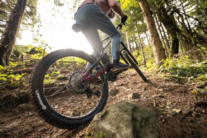 Im Uphill sticht die massive Traktion am Hinterrad heraus.