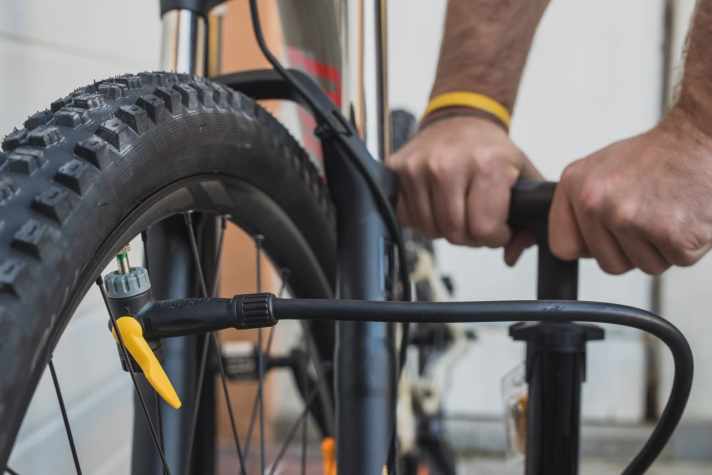 Fahrrad-Frühjahrscheck: Nur bei Vielfahrern ist das Profil vor dem Gummi selbst verschlissen.