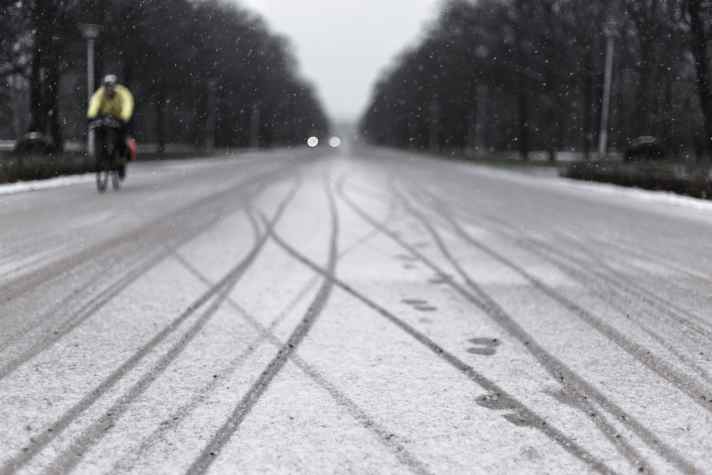 Bei Schnee sind Crossreifen mit groben Stollen für Anfänger zu empfehlen.