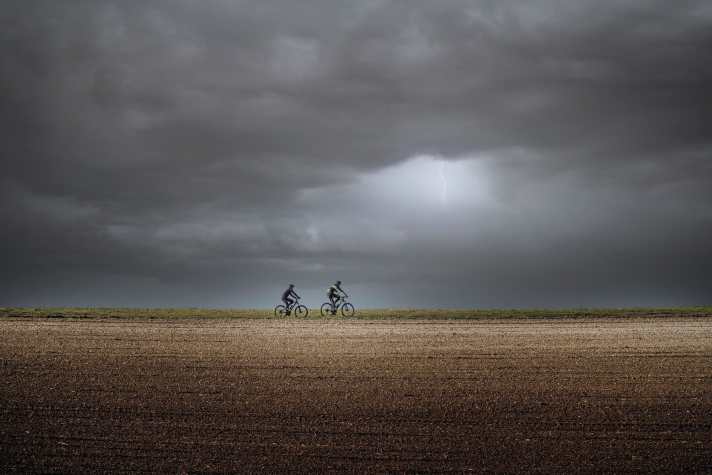 Radfahren im Sommer: Wer Carbonrahmen fährt, sollte bei Gewitter schnell Schutz aufsuchen – das Material leitet Strom hervorragend.